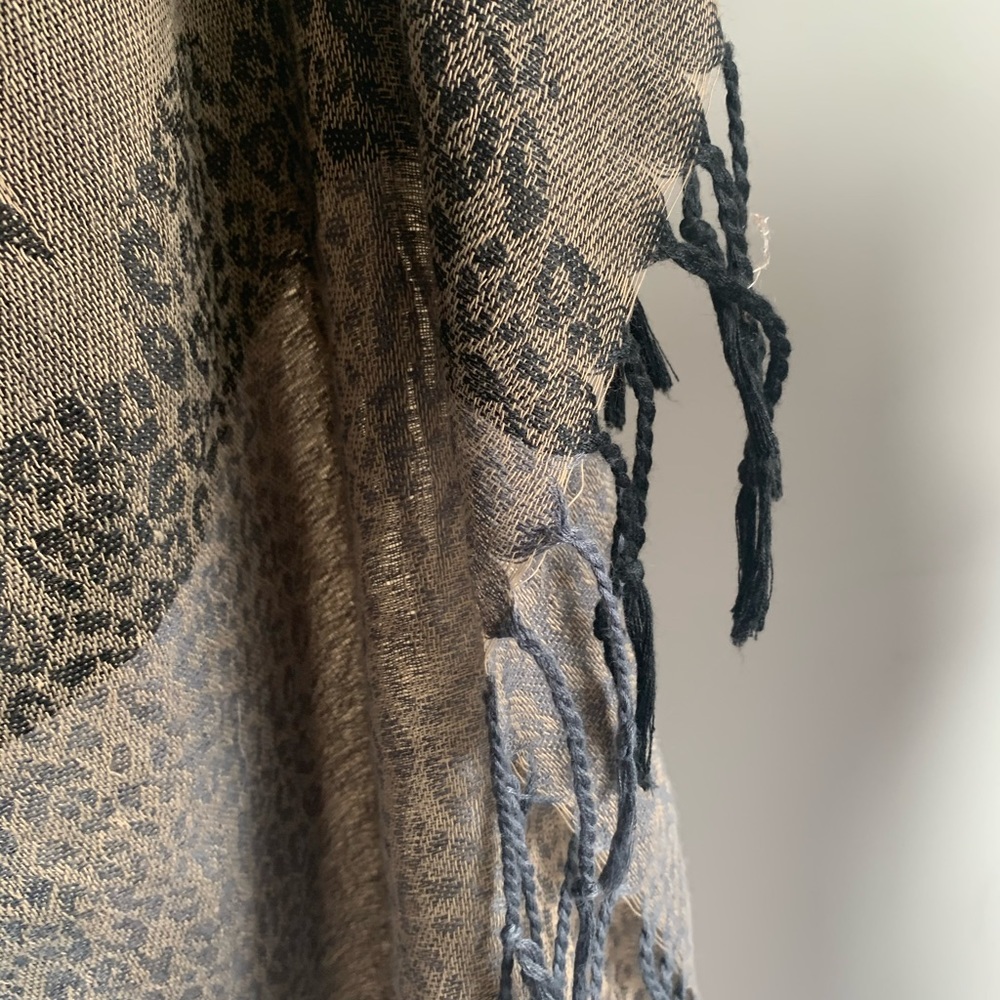 SHAWL - Picture 2 of 5